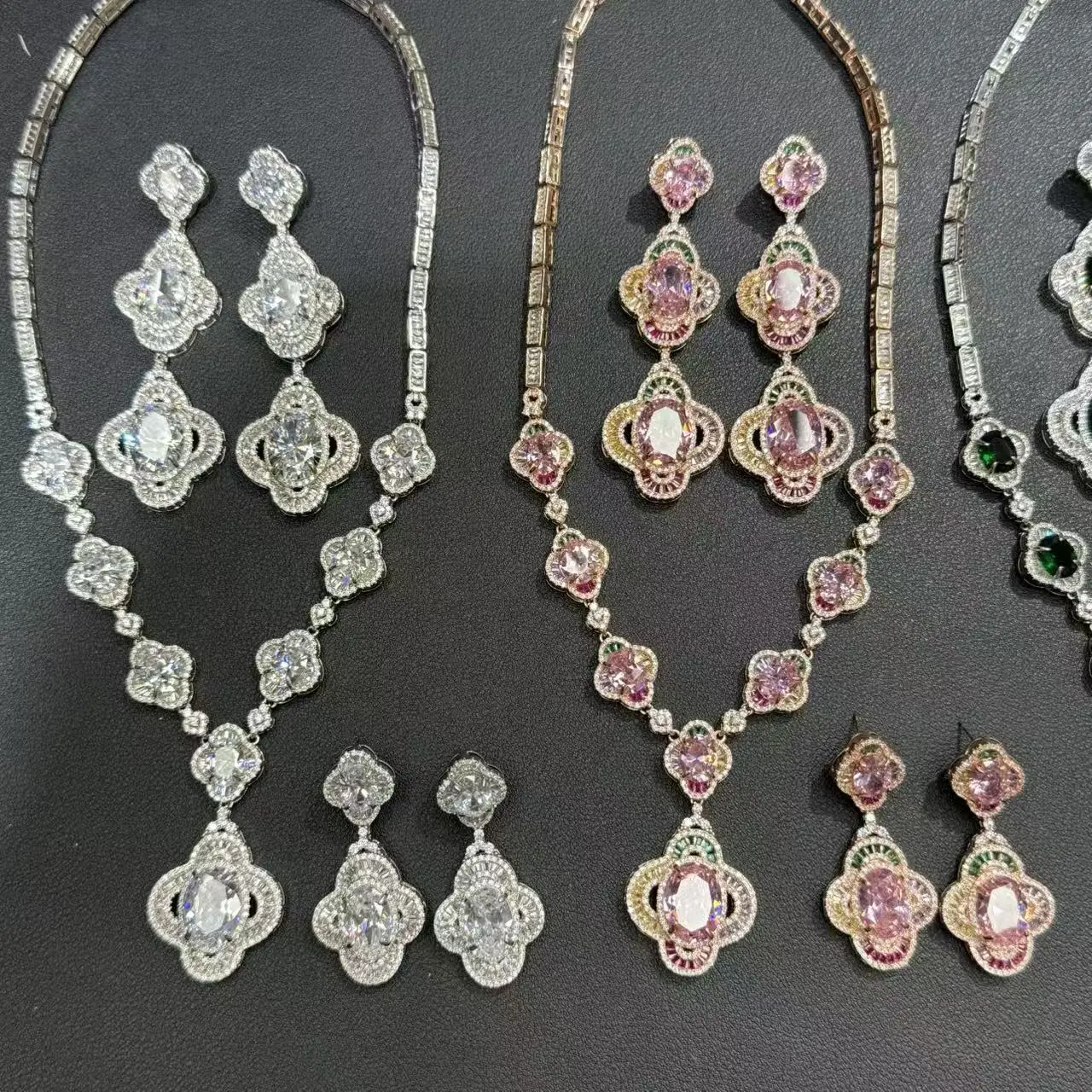 

Женский комплект украшений: серьги и ожерелье с микроинкрустацией классическим красным агатом и цирконами, 2026