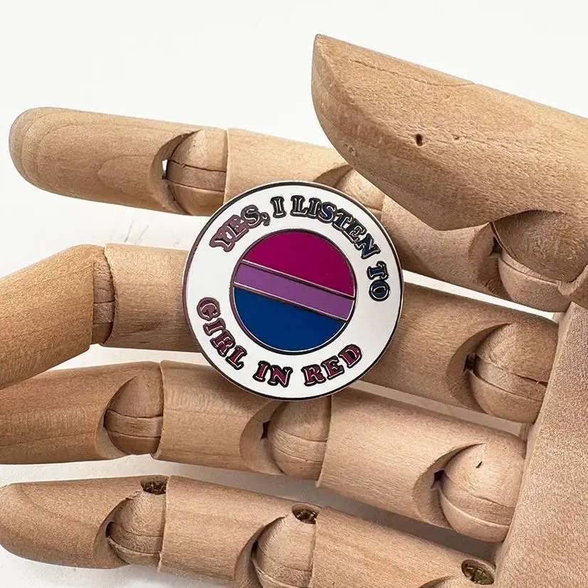 "نعم، أستمع إلى الفتاة باللون الأحمر فخر العلم دبوس ثنائي الجنس الصلب التلبيب دبوس LGBTQIA بروش Pansexuality شارة مثلي الجنس LGBT هدية مجوهرات Acc