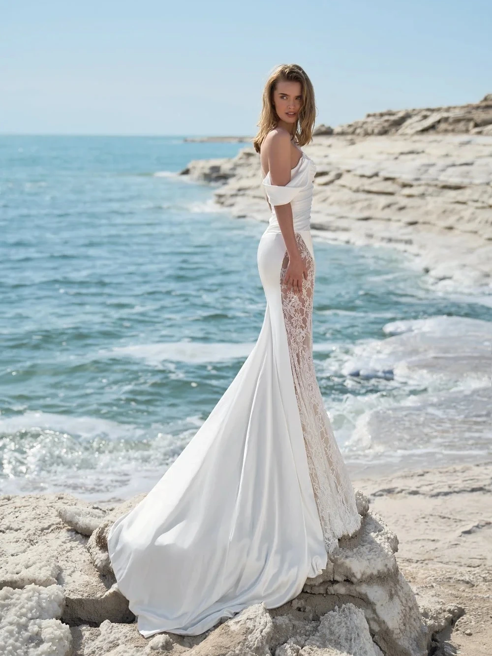 ชุดแต่งงานลูกไม้แบบเปิดไหล่ ดีไซน์หรูหรา สายเดี่ยวผ้าซาตินทรงเมอร์เมด ชุดเจ้าสาวแบบยาว  ชุดแต่งงานสั่งตัดใหม่สำหรับเจ้าสาว