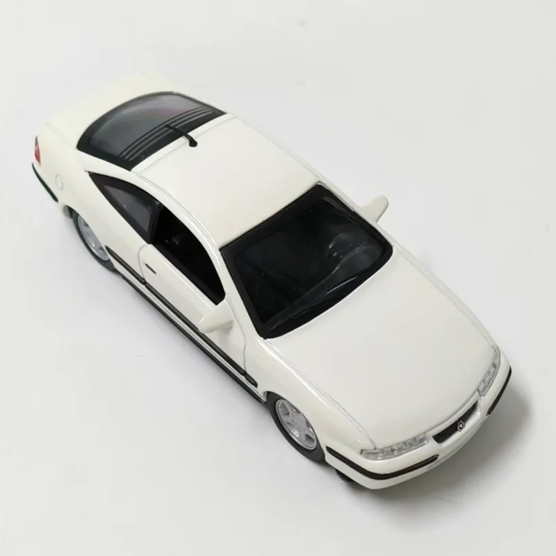 Delprado 1:43 Scale 1995 Opel New Alloy Die-casting Vehicle Model Without Packaging Collectible Gift Toy Car Model