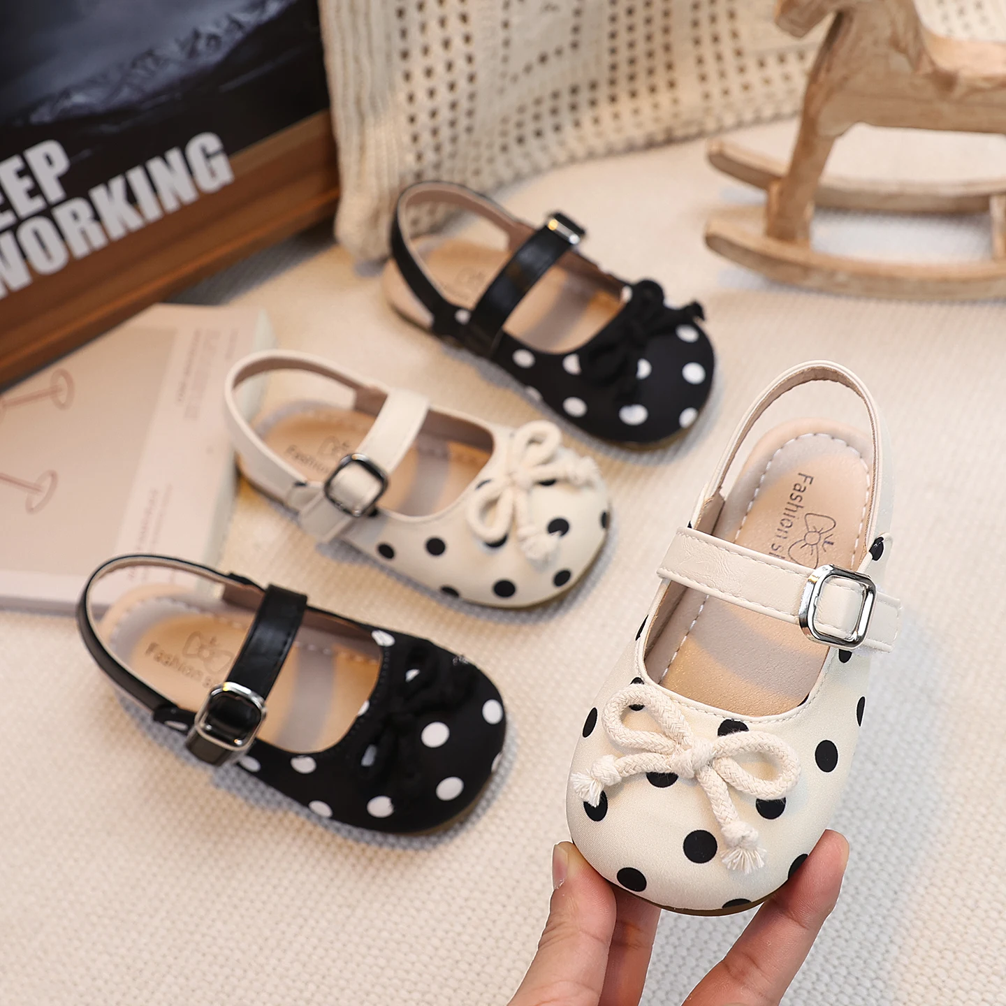 

Детские кожаные туфли для девочек с бантом, новинка 2026 года, летние, в горошек, балетки на мягкой подошве, модные, для школы, вечеринок и повседневной носки