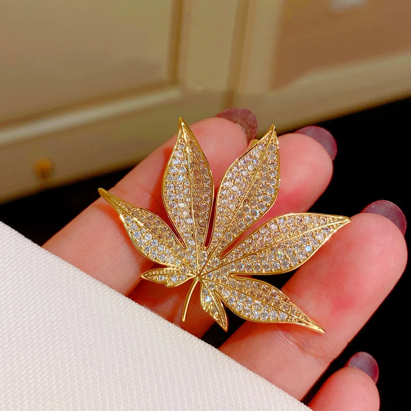 Rhinestones Maple Brooch Vintage Maple Leaf Crystal Pendant Woman's Brooch Pin Corsage Accessories Gift