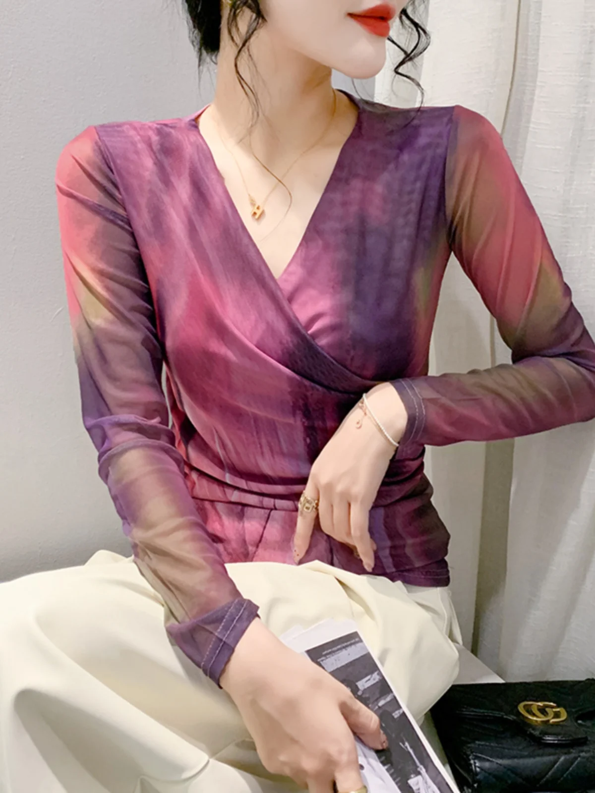 Modna długa koszulka z dekoltem w serek, podkreślająca figurę, damska bluzka wyszczuplająca, streetwearowa koszulka z kreatywnym nadrukiem o geometrycznym wzorze.