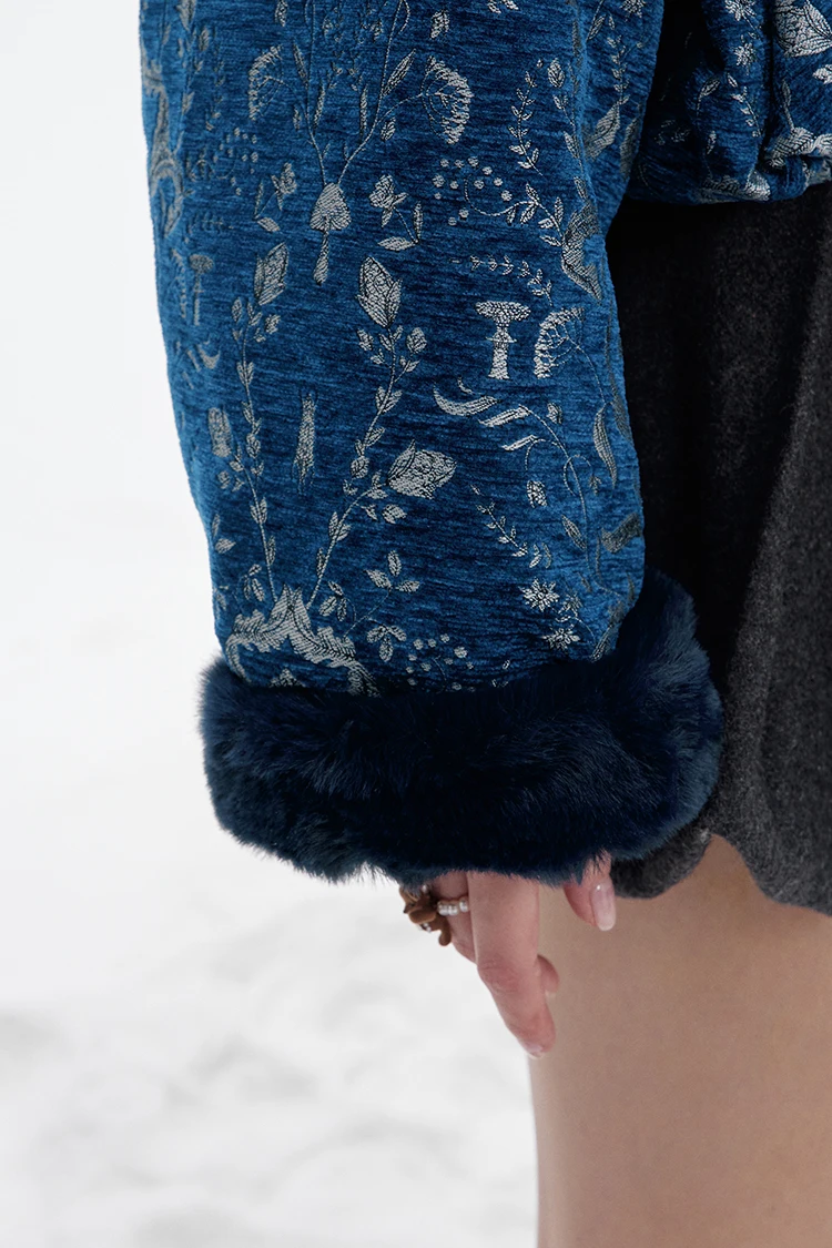 ELFSACK Women's Retro Gothic Winter Coat, Loose V-Neck Short Plush Coat with Blue Silver Embroidery Vintage Patterns