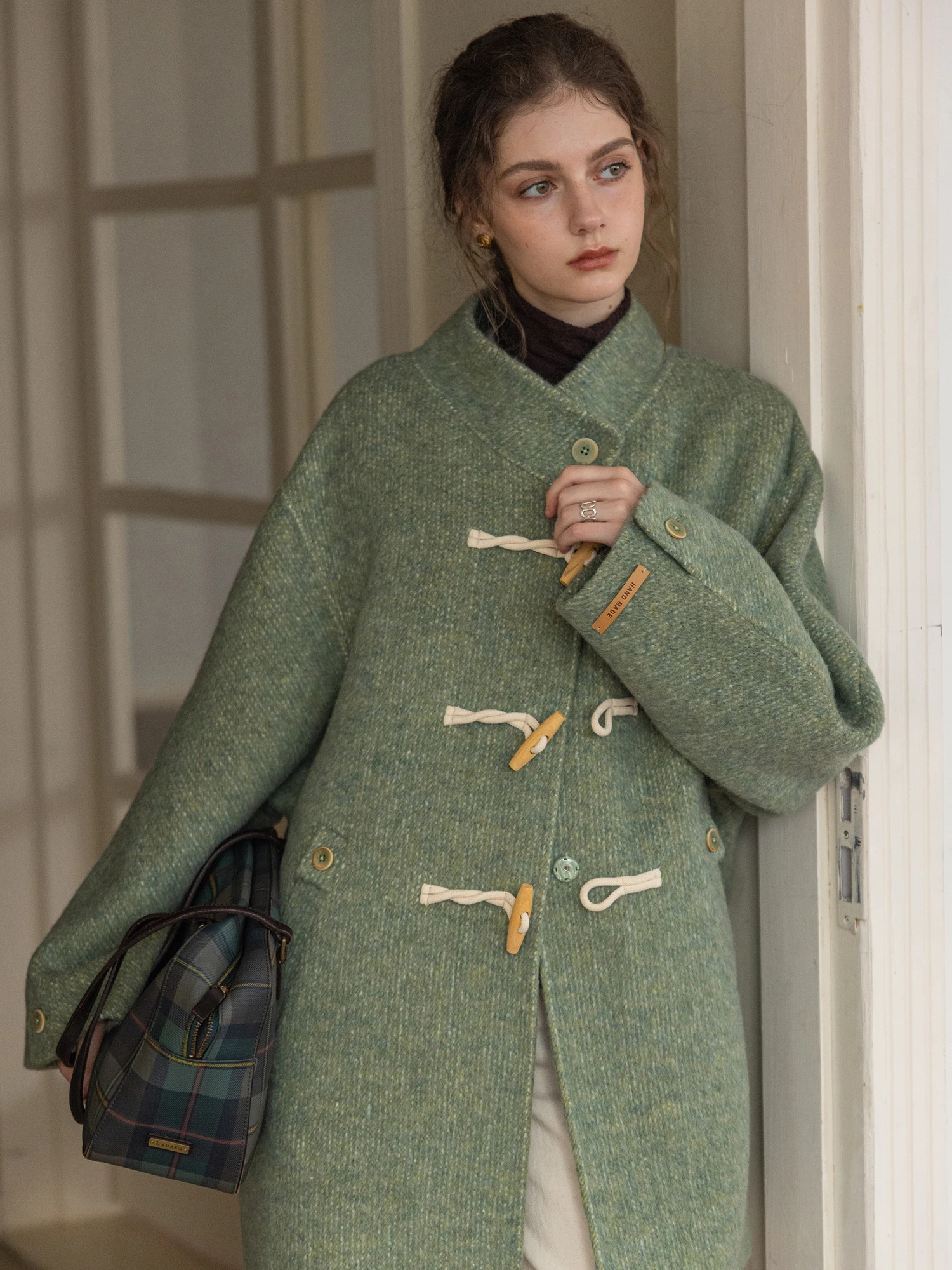 

Двустороннее зимнее пальто из камвольной шерсти с высоким содержанием, с текстурой снежинки, матовое, деконструированное, прямого кроя