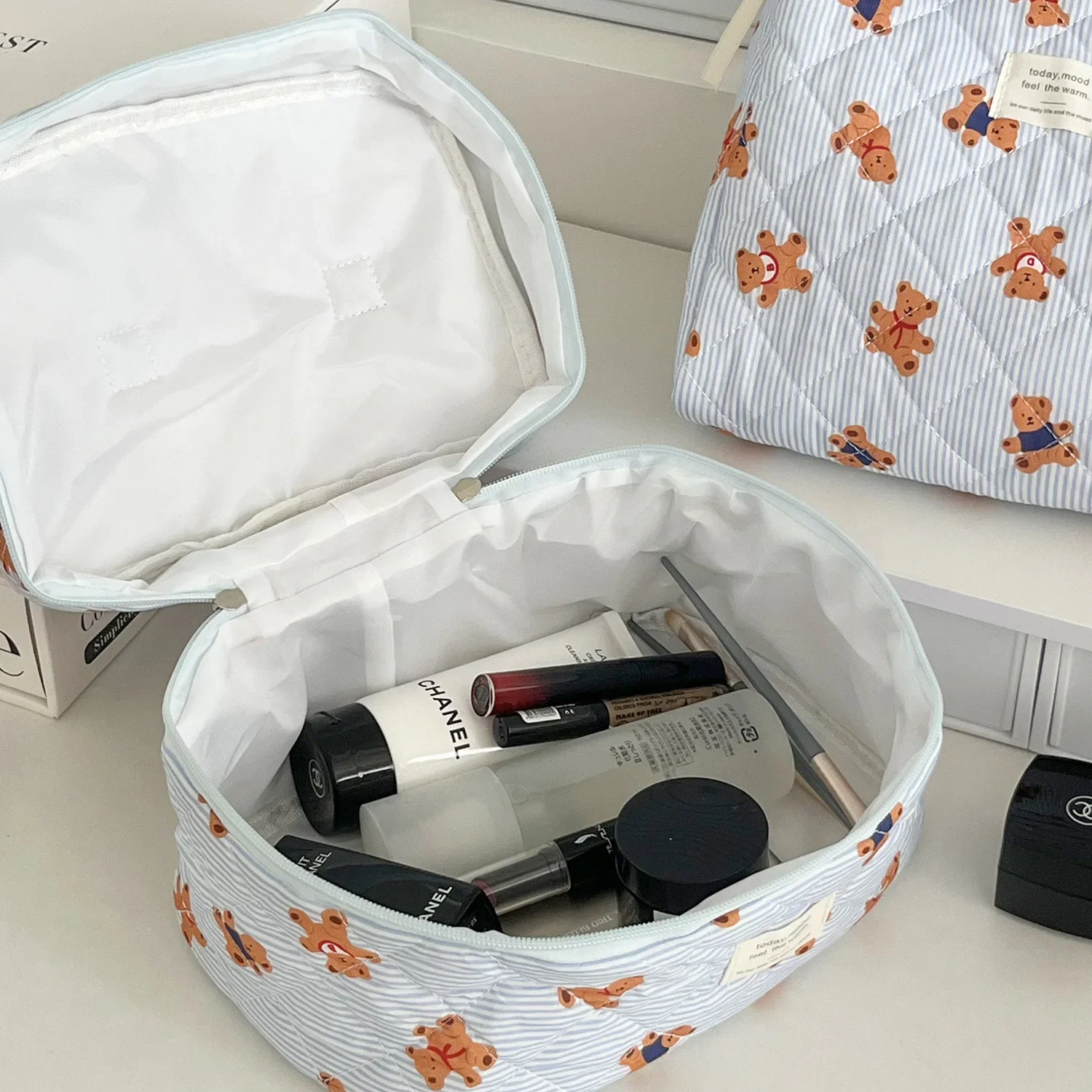 حقيبة مستحضرات التجميل المحمولة ذات سعة كبيرة باللون الأزرق المخطط بتصميم كرتوني للنساء على شكل قلب للسفر في الهواء الطلق حقيبة تخزين أدوات الزينة #2