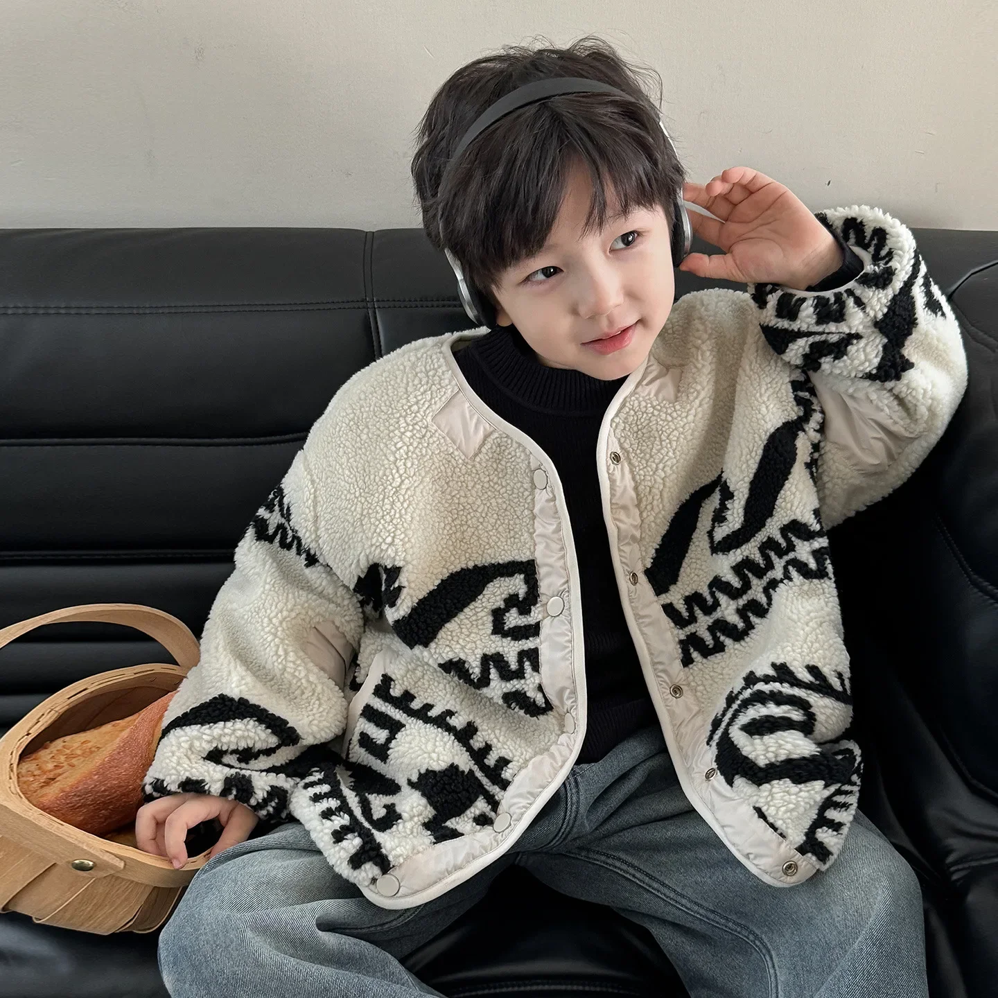 

2024 Children's Fashion Winter New Children's Clothing Korean Edition Lamb Wool Double Sided Wear Thick Boys' Coat