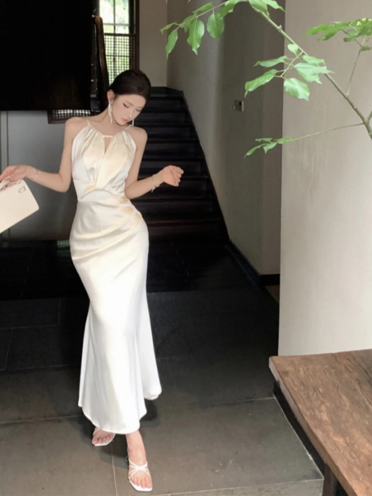 Vestido Longo de Cetim Sedoso com Alças Finas Branco Ele Formal Ocn Sensação Premium Feminino Elegante