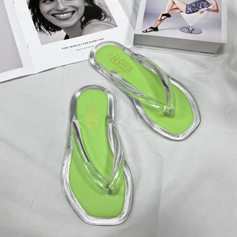 2024 Nowe klapki damskie Letnia moda na zewnątrz Dopasowane klapki na płaskiej podeszwie Buty plażowe PVC Jelly Crystal Slides