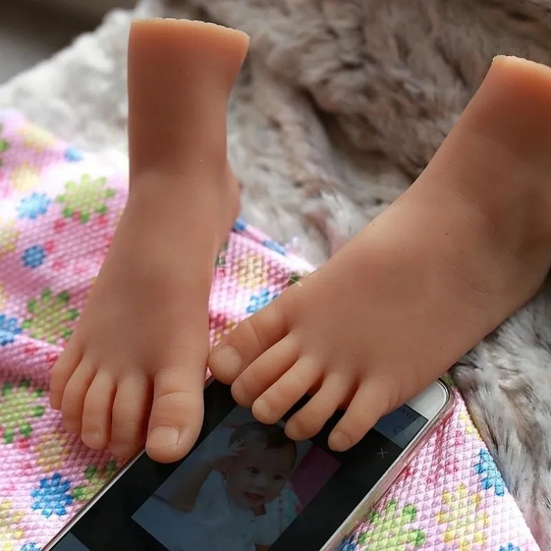 

Realistic Simulation Foot Model Small Size Petite Foot Prop Life-like Human Mold for Photography Video H20 Dark Color