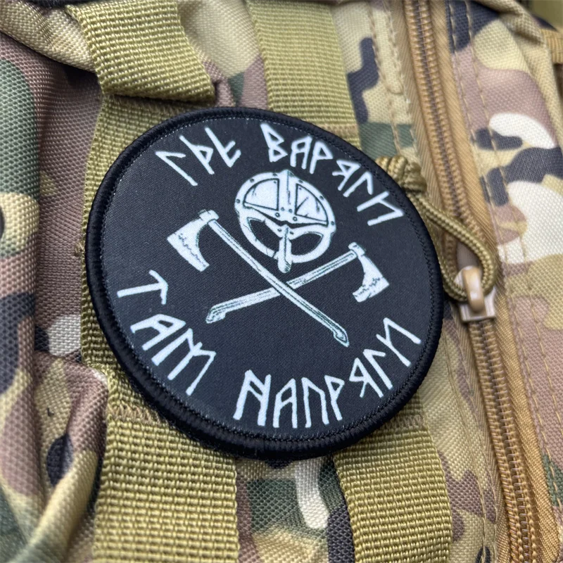 Parche táctico doble hacha – Insignia de moral con velcro para equipamiento - imagen 3