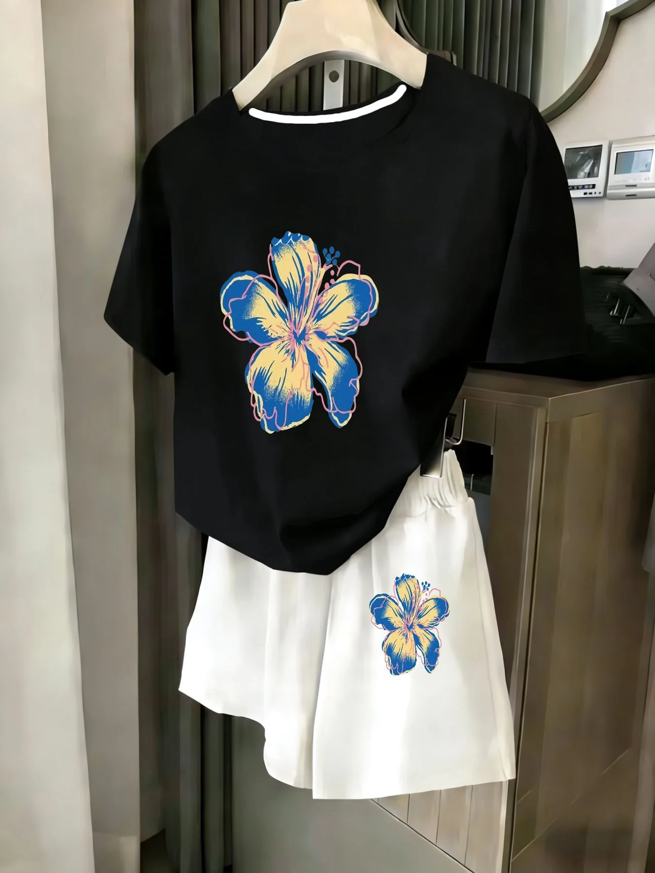

Ladies 2-Piece Set Summer Beach Vacation Casual round Neck Short Sleeve Random Print T-Shirt Elastic Waist Shorts Suit Comfortab