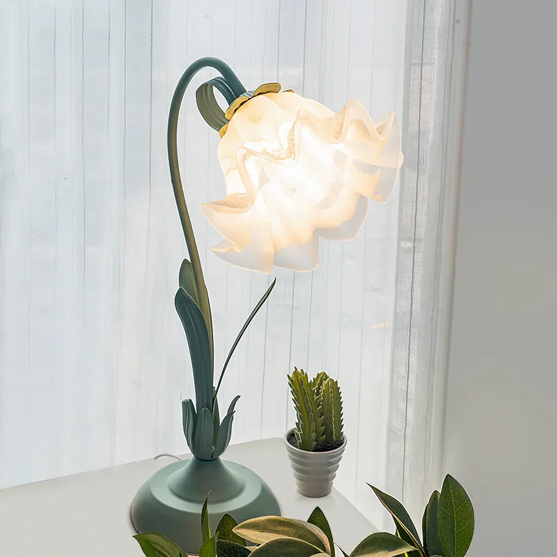 

Vintage Flower Desk Lamp - Decorative Ambient Light for Hotel Cafe Study Bedroom