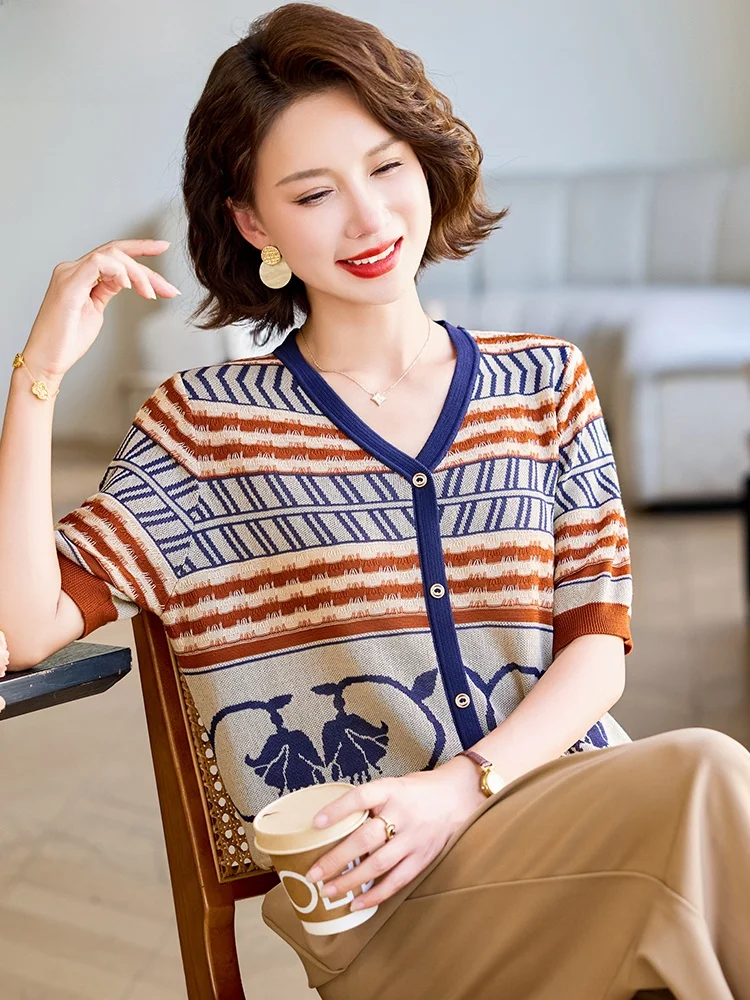 

Летний модный топ из трикотажа Ice Silk с V-образным вырезом, свободного кроя, для женщин среднего и старшего возраста, из полиэфирного волокна.