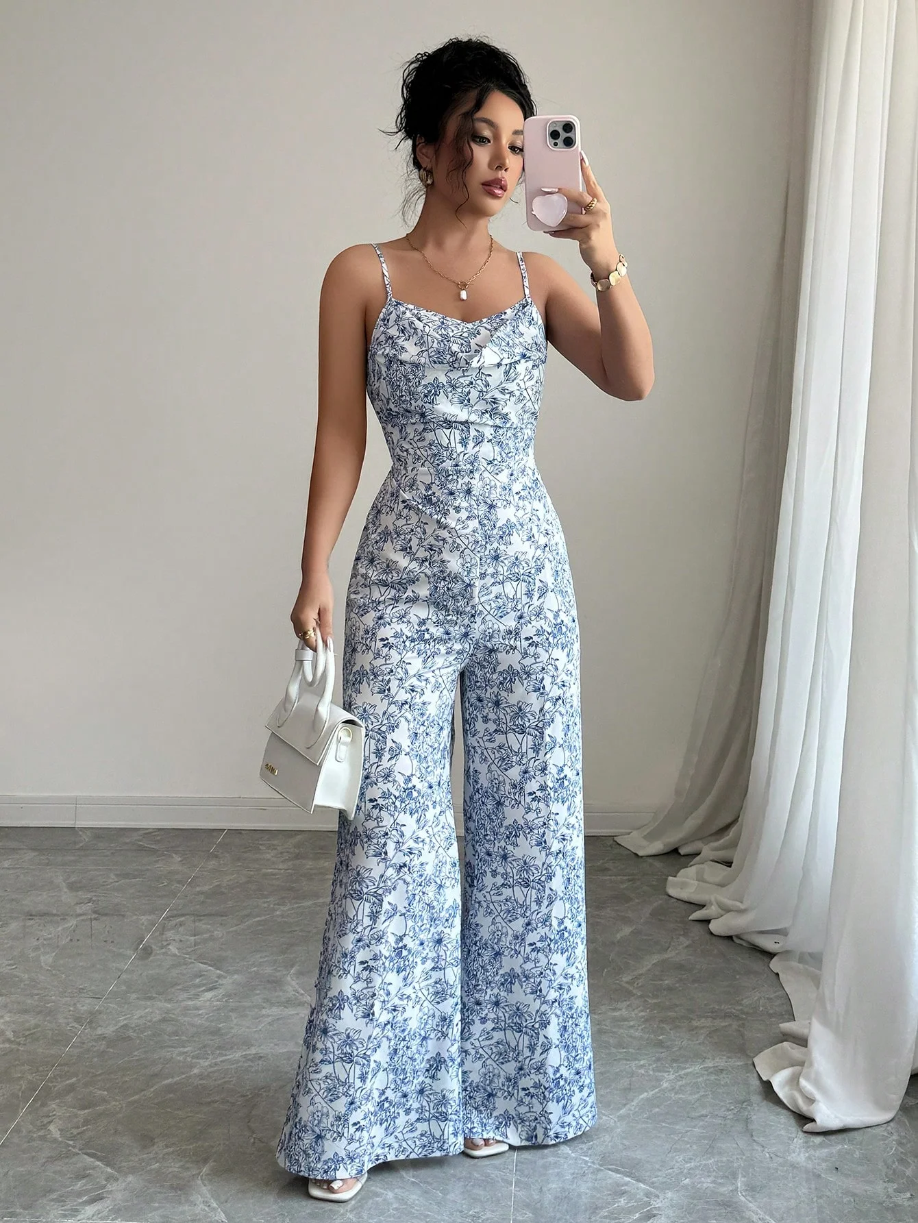 ชุดจั๊มสูทขาบานพิมพ์ลายดอกไม้แบบผูกคอสำหรับผู้หญิงในช่วงวันหยุดฤดูร้อน