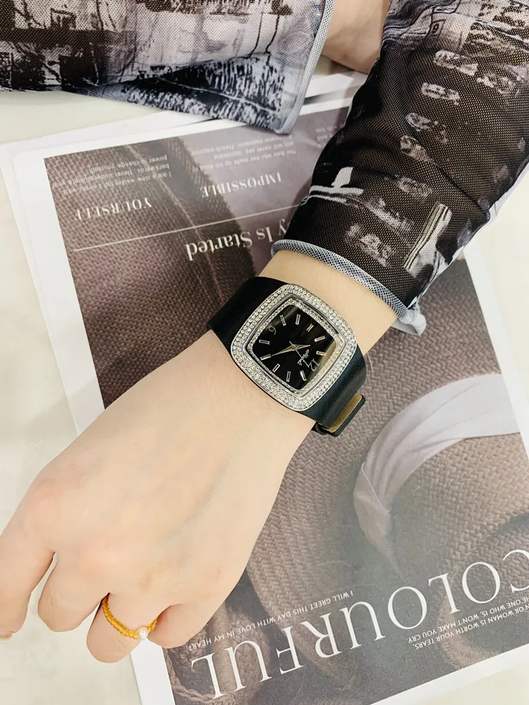 New Square Watch For WomenFeaturing A Large Dial Leather Strap Vintage Design, And A Stylish, Luxurious, And Sophisticated Look.