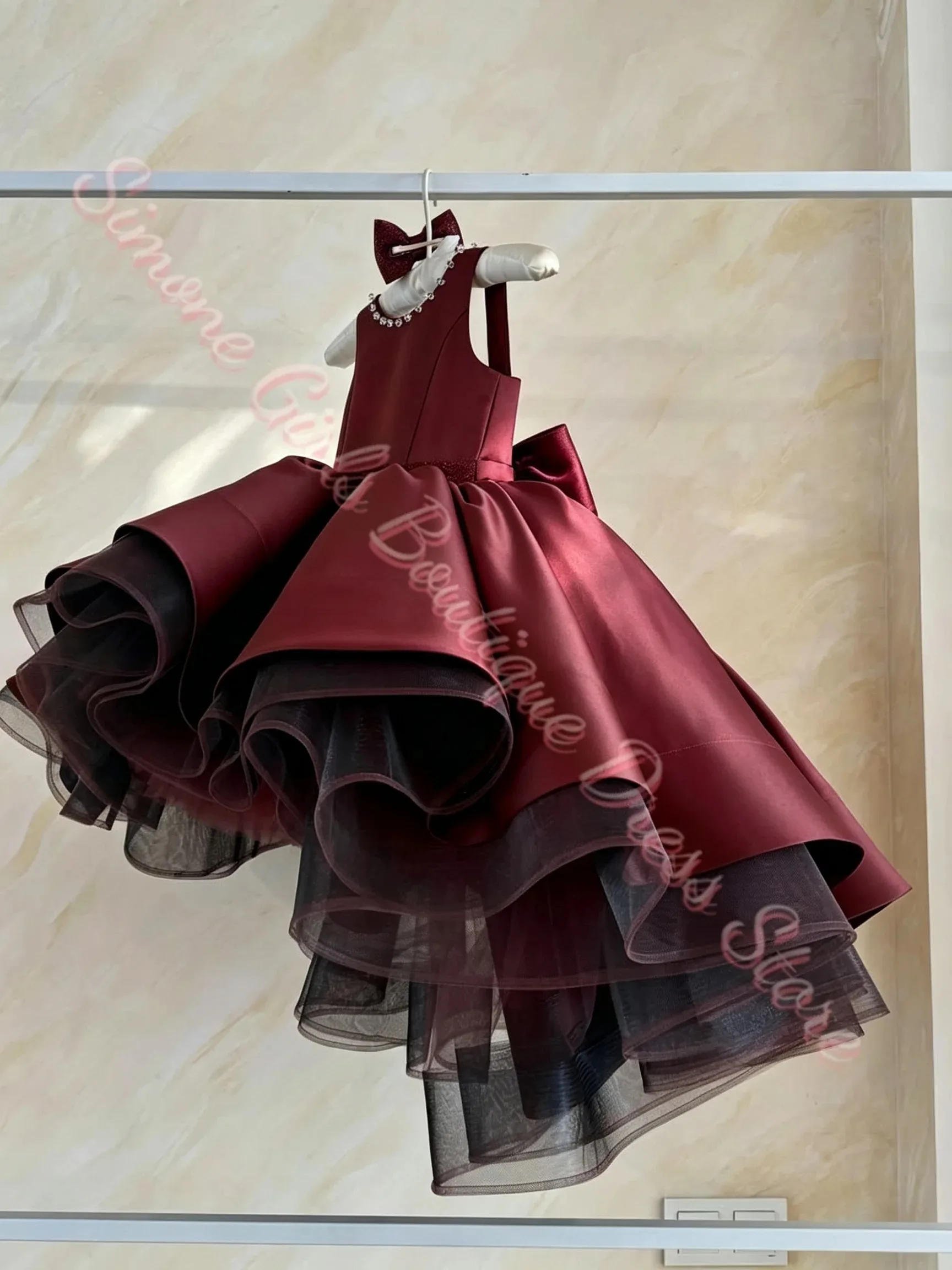 Großhandel Weißes Schleifen-Blumenmädchenkleid für Hochzeiten, Geburtstagsfeiern, personalisierte High-Low-Kleider für Kinder, Erstkommunionkleid – Detail 1
