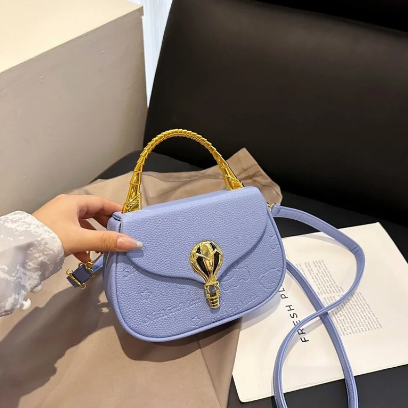 

Популярная женская сумка-мессенджер из высококачественной кожи, вместительный интерьер с надежной молнией, шикарная и функциональная для