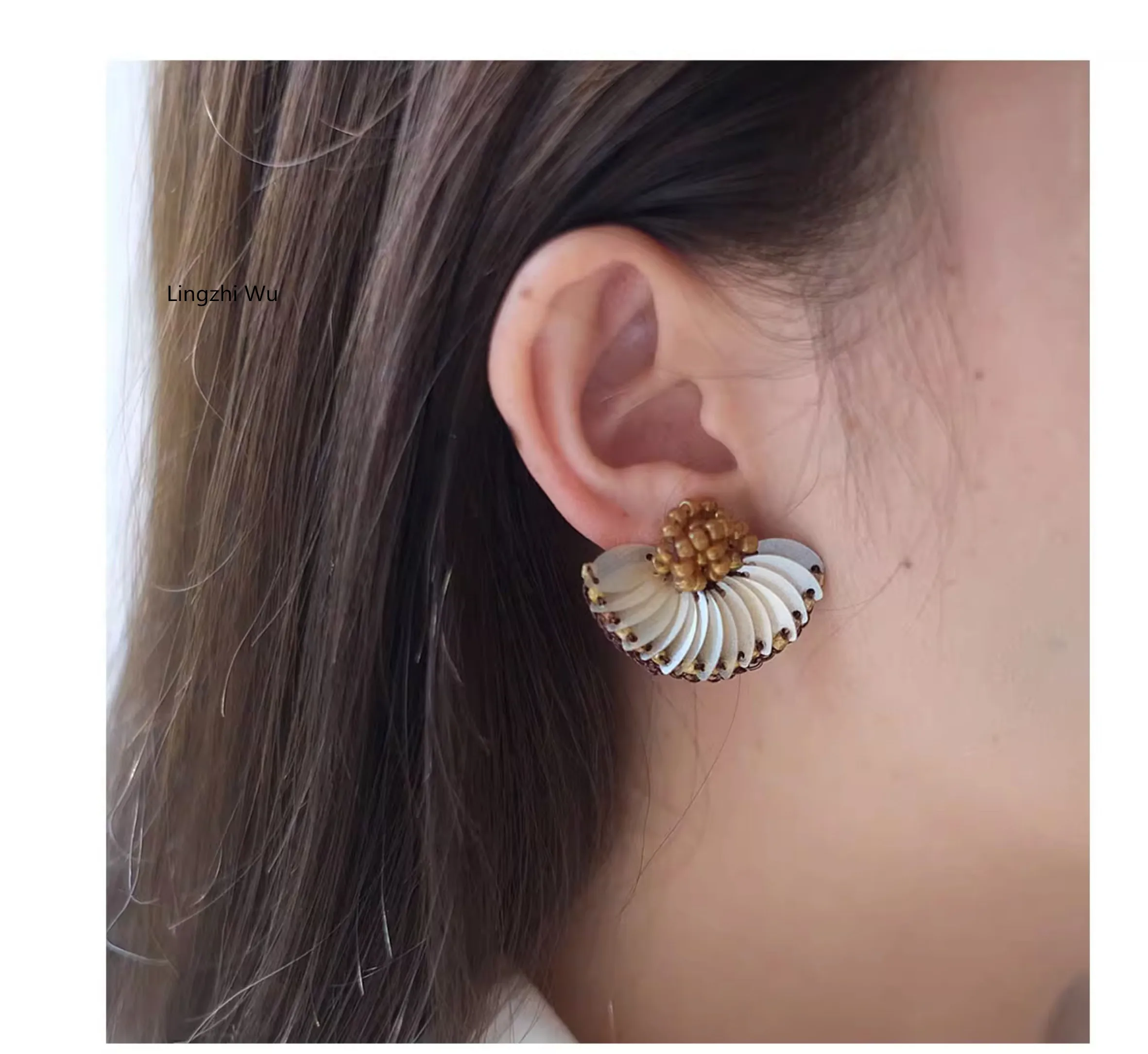 

Lingzhi Wu Original Design Fan Geometric Stud Earrings Female Top Quality Autumn Winter Elegant Ear Decoration New Arrive