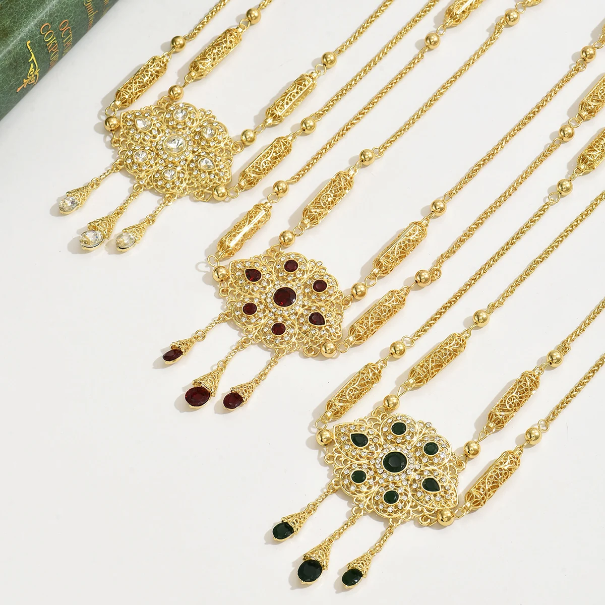 สร้อยคอผู้หญิงสไตล์โมร็อกโกคลาสสิกแบบย้อนยุค ลายดอกไม้ฉลุ สร้อยคล้องไหล่สำหรับงานแต่งงาน