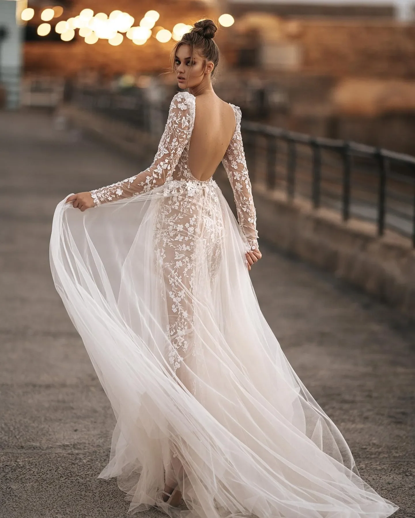 Vestido de novia de lujo con diseño de calcomanía de línea A, sexy, cuello en V, manga larga, Espalda descubierta, playa, al aire libre, elegante, personalizado, nuevo estilo