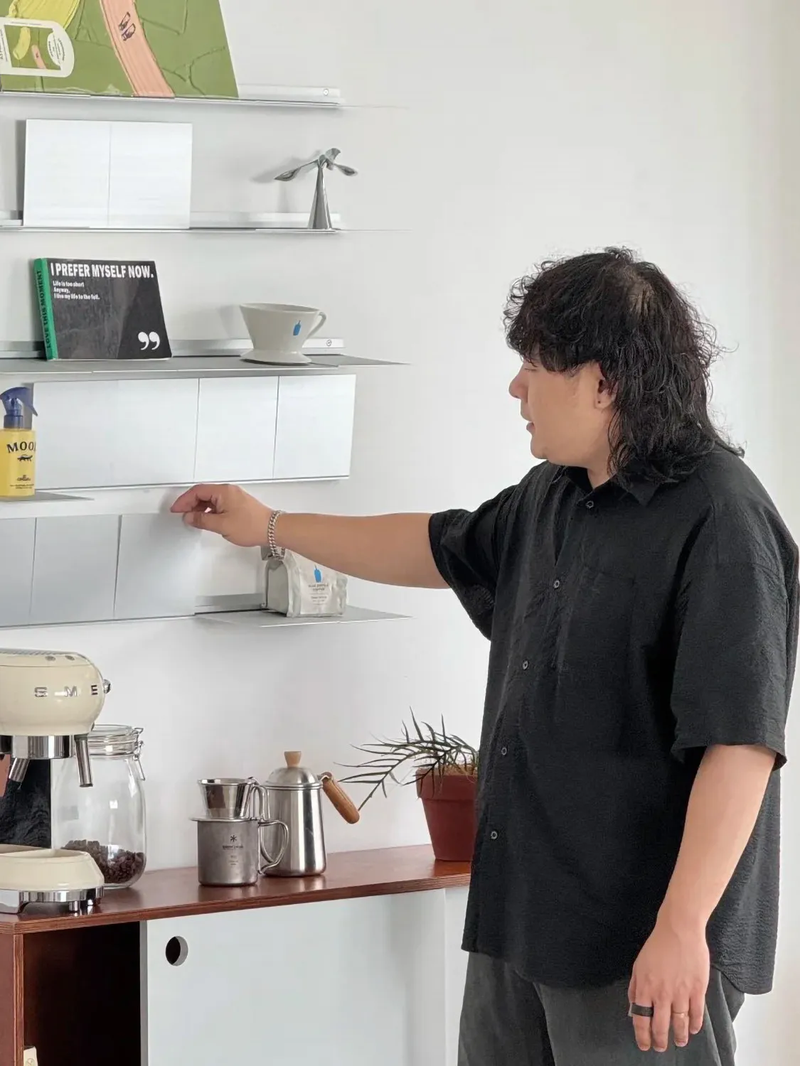 Aluminum alloy cup holder wall-mounted coffee corner shelf storage rack multi-layer Internet celebrity style shelf on the studio
