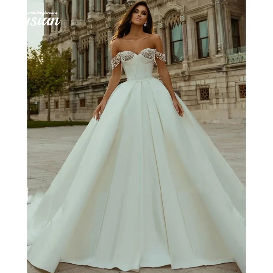 Maßgeschneidertes, elegantes, mit Perlen verziertes, herzförmiges Ballkleid-Hochzeitskleid mit luxuriösem, schulterfreiem Satin und kurzen Ärmeln