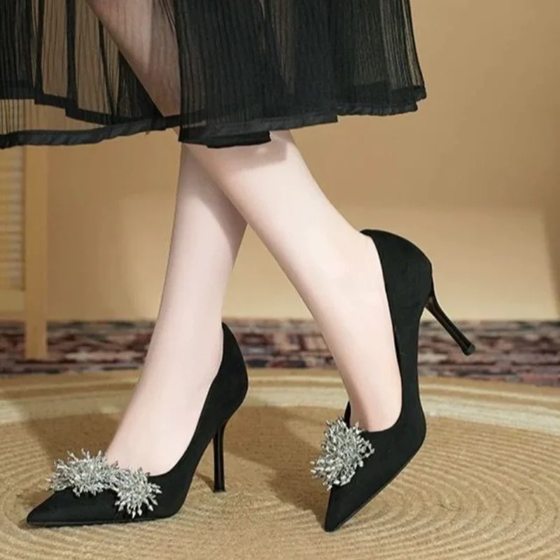 

Новые туфли на шпильке со стразами и цветами, осенние новые стильные замшевые туфли без шнуровки с острым носком, нескользящие износостойкие туфли на высоком каблуке