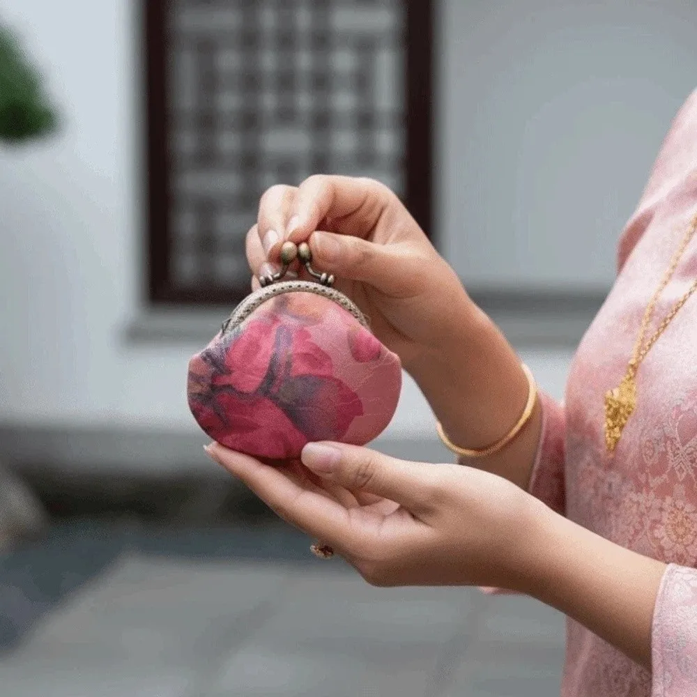 

Anti-lost Kiss Lock Coin Purse Thickened Portable Brocade Mini Pouch Shell-shaped Chinese Style Embroidered Small Pocket Women