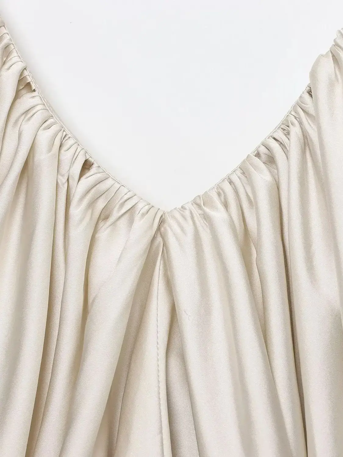 قطع علوية نسائية صيفية جديدة مثيرة موديل 2025 بحمالات عميقة على شكل حرف V للسيدات من الساتان الناعم بدون أكمام مع رسن متعدد الاستخدامات وحزام صدرية للشمس