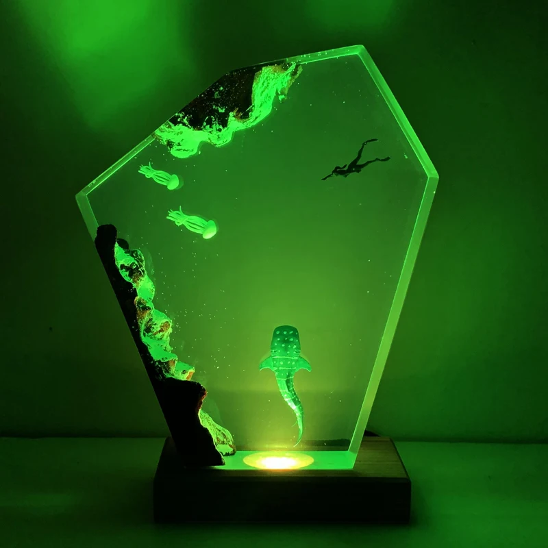 Luz de mesa de resina con organismo mundial de fondo marino, lámpara de decoración artística creativa, luz nocturna con tema de buzo de ballena, carga USB