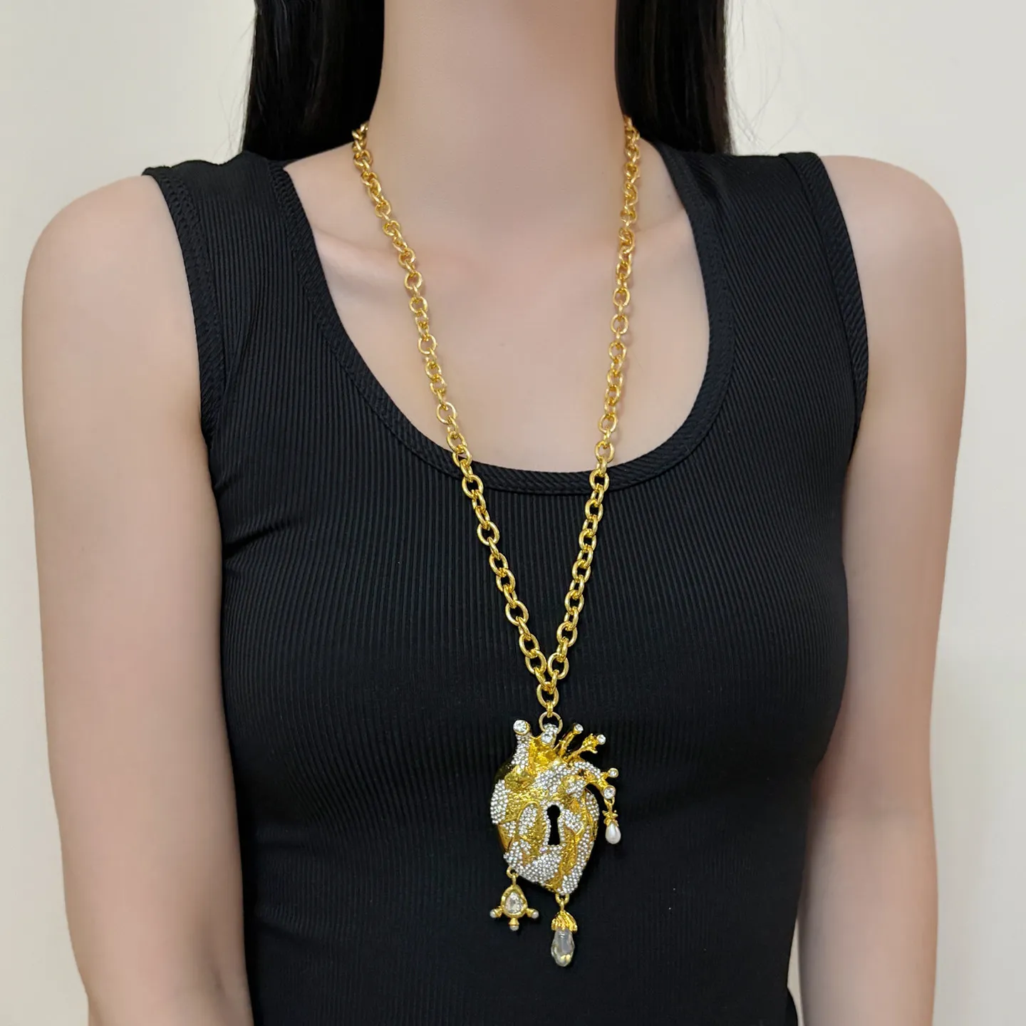 colar-longo-vintage-com-pingente-de-coracao-exagerado-e-borla-para-sueter