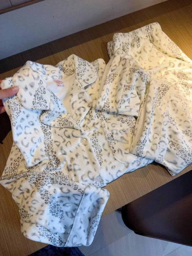 

Women's Velvet Pajamas Autumn Winter Leopard Print Elegant Long-Sleeve Fleece-Lined Warm Fashion Loungewear Set Wearing Outdoors