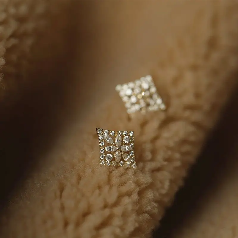 

S925 Серебро 14 К Позолоченные Серьги с Ромбическим Узором Циркон для Женщин Элегантные Изящные Минималистичные Роскошные Геометрические Гвоздики Ювелирные Изделия