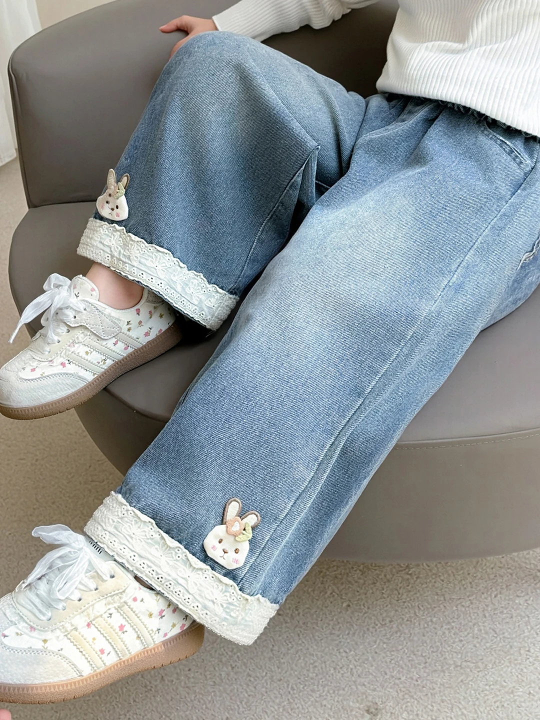 

Весенне-осенние джинсы для девочек с широкими штанинами, повседневные, с кружевом и мультяшным рисунком, свободного кроя, из денима, с высокой талией, длинные брюки, тонкая модель