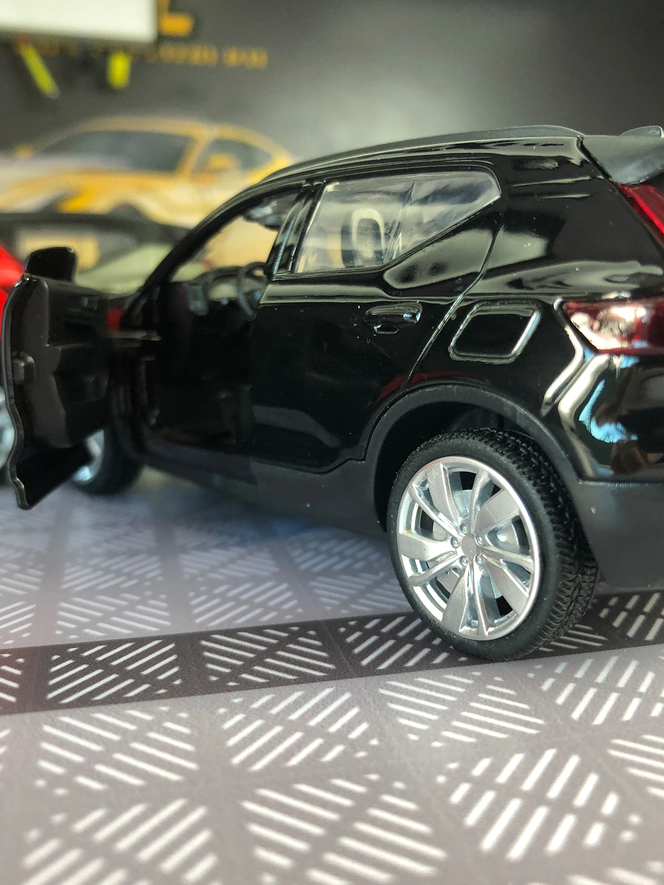 1:32 Volvo XC40 alloy car model, capable of opening doors, metal, children's sound and light toys, ornaments and gifts