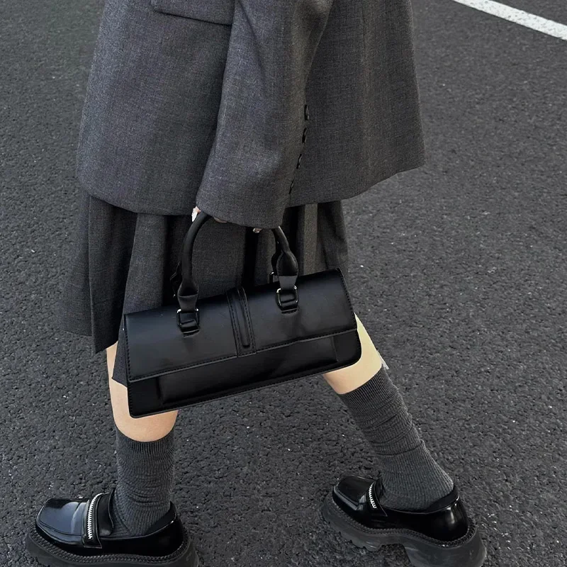 

Retro fashion new women's handbag 2026 high-end design PU leather solid color clamshell popular portable commuting shoulder bag