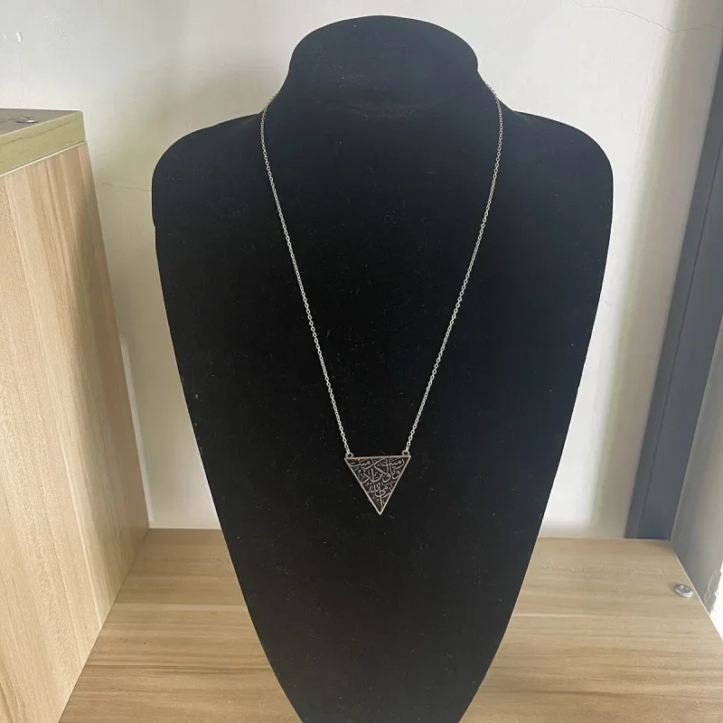 Fashion new stainless steel aramid triangular oil dripping pendant necklace for men and women, versatile temperament jewelry