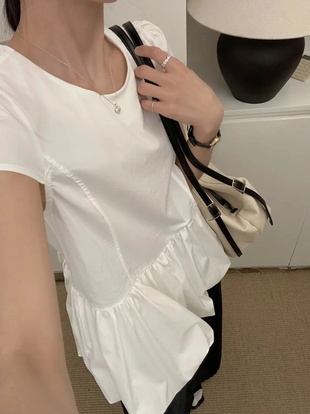 SuperAen Sweet Bud Rock Weißes O-Ausschnitt-Shirt Damen Sommer Einzigartiges schickes Nischen-Kurzarm-Top-Shirt