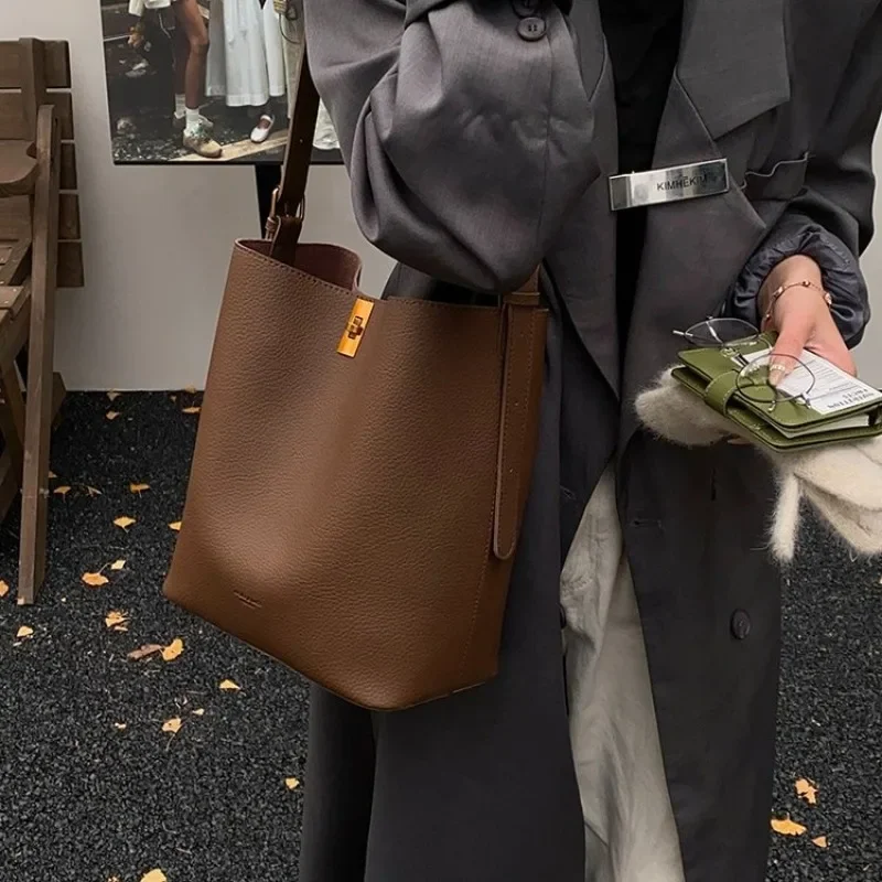 

Minimalist Designer Vintage Diaper Bags For Women Elegant Classic Shoulder Bag Large Capacity Leather Commuter Bag Simple Chic