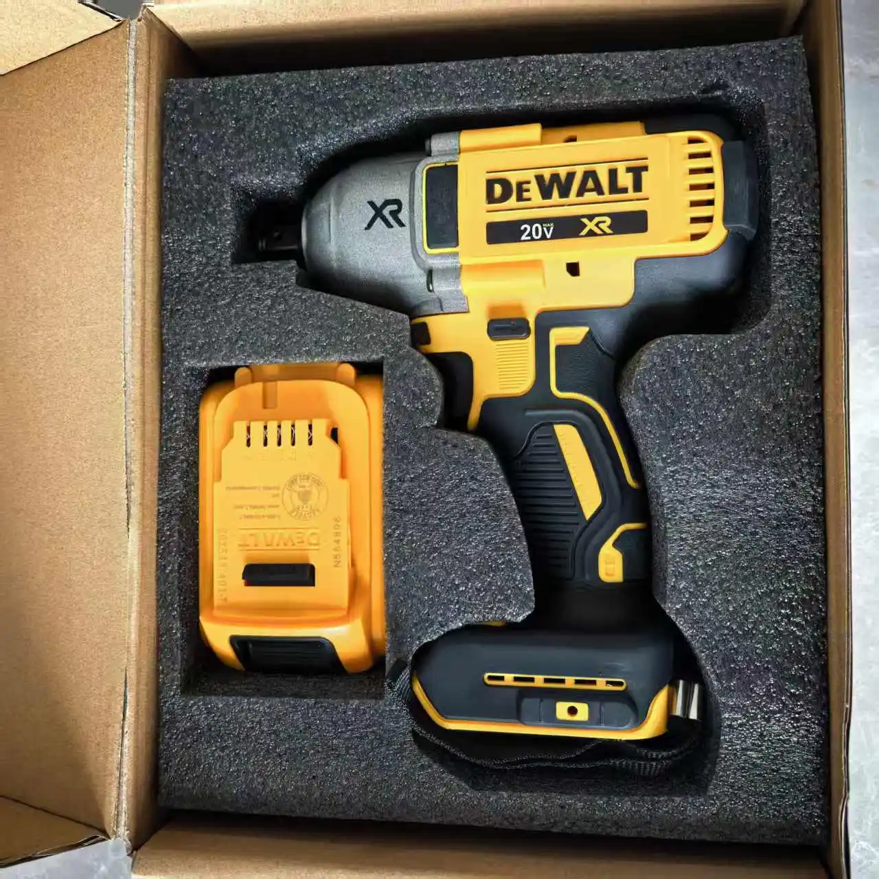 TORQUE UP TO850N.m FASTER DRILLING DEWALT DCF9001/2-inch brushless cordless high torque impact wrench, DEWALT 20V battery and ch