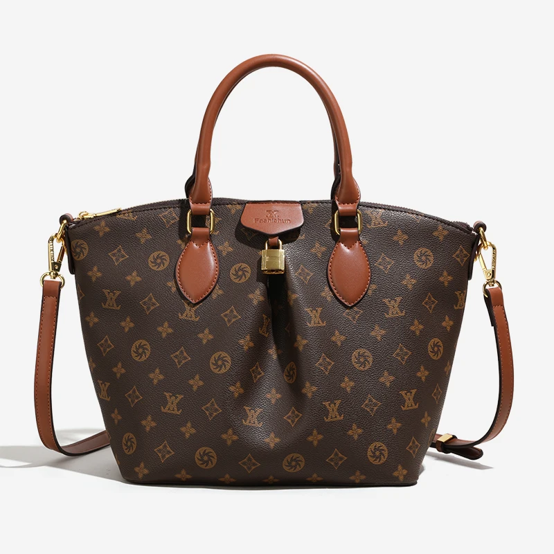 حقيبة يد نسائية جلدية مع كتف تحمل تصميم أنيق من العلامة التجارية الشهيرة ماسنجر مستوحاة من الأحداث الرسمية