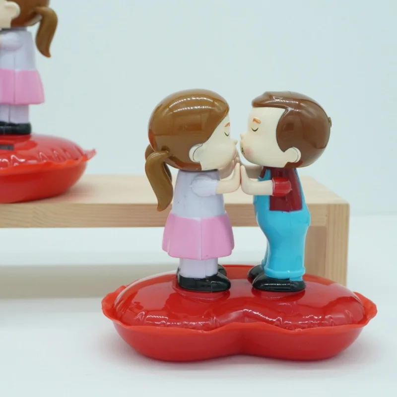 Bonito beijando casal brinquedos solares criativo engraçado girando beijando casal desktop decoração do carro ornamentos dos desenhos animados casal brinquedos solares