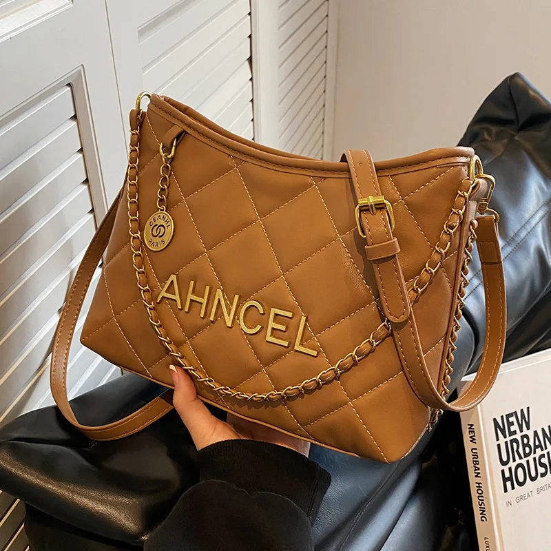 

2025 Artisan Hobo Bag: Givenchy-Style Chevron Strap - 16" Laptop Capacity for City Commutes & Alpine Getaways
