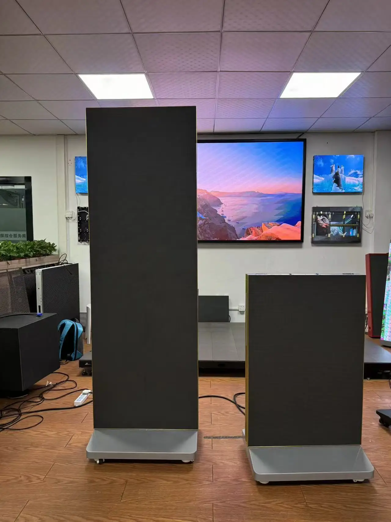 Folding Led Digital Poster P2.5 Advertising Screen Ultra Clear Movable Led Wall Panel Screen 4G Wifi Mobile Led Display Screen