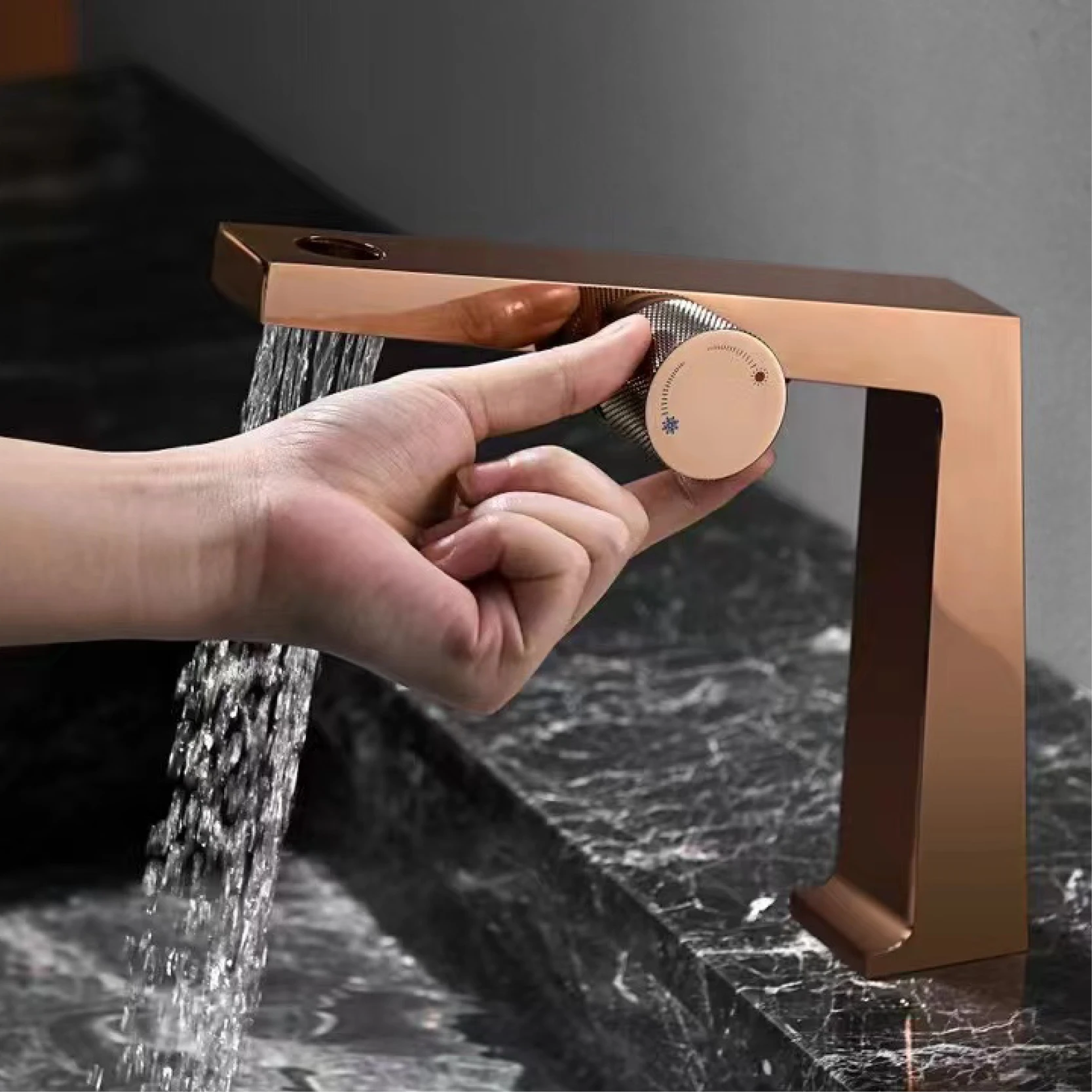 Luxury brass rose gold bathroom faucet with simple design, one hole single handle cold and hot dual control basin Tap