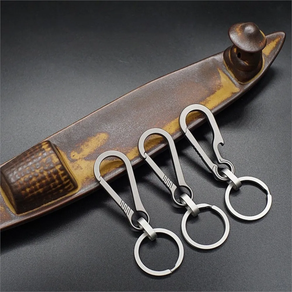 LLavero de aleación de titanio con hebilla de Tiranio, accesorios colgantes para llavero de coche con abridor de botellas, herramientas para exteriores, 1 ud.