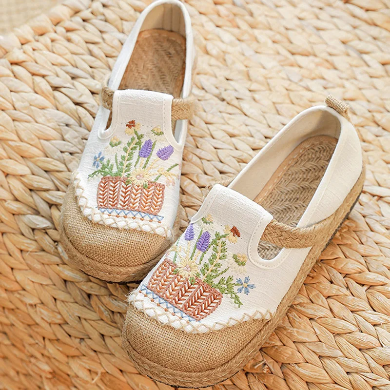 Female Embroidered Shoes Ethnic Style New Shallow Mouth Round Head Flats Floral Lightweight Non-slip Casual Slip on Loafers