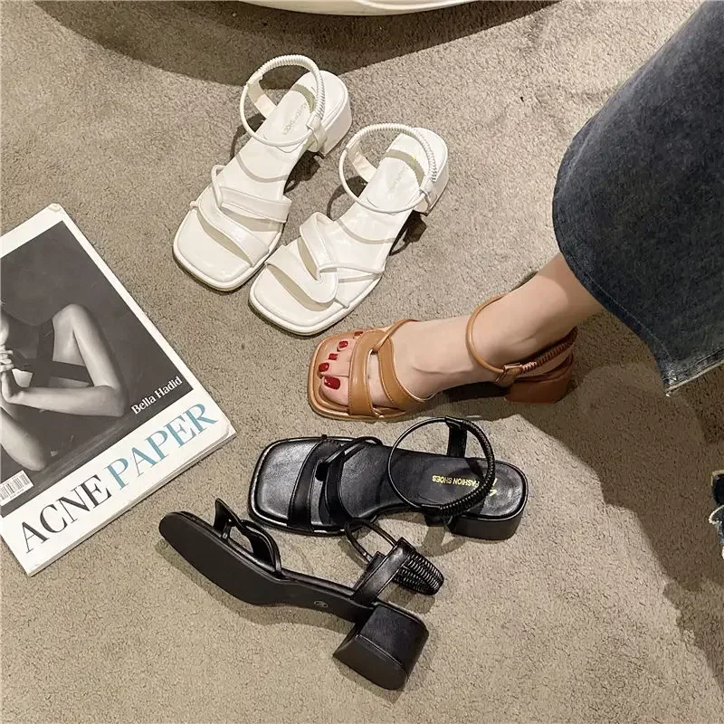 Buty damskie z wystającym palcem lato 2024 obuwie na świeżym powietrzu kwadratowe obcasy średnie sandały dla kobiet beżowe na co dzień w ofercie