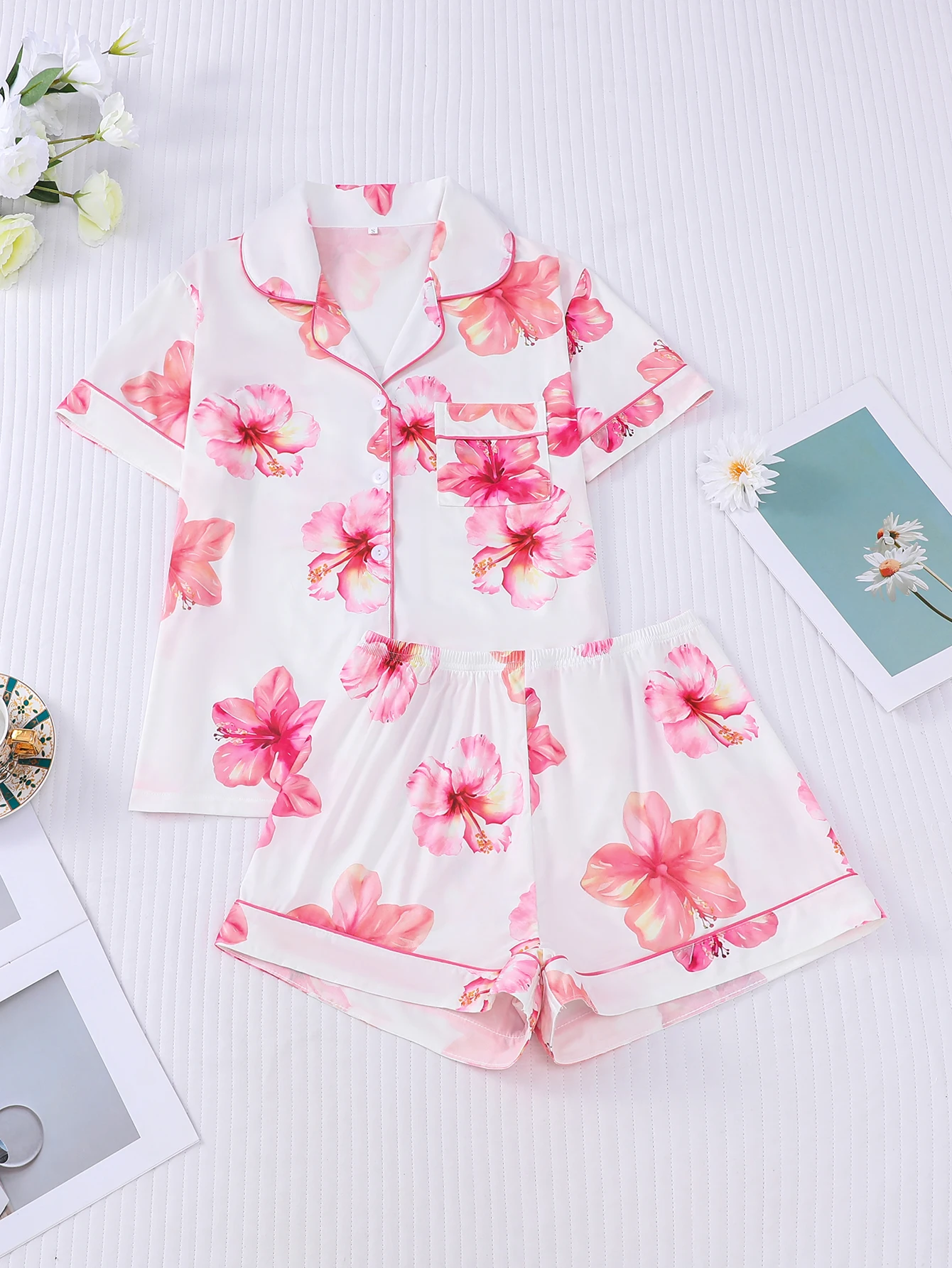 

Пижамный комплект с маленьким шафрановым принтом. Удобный топ с короткими рукавами и шорты с эластичной резинкой на талии. Женская одежда для дома.